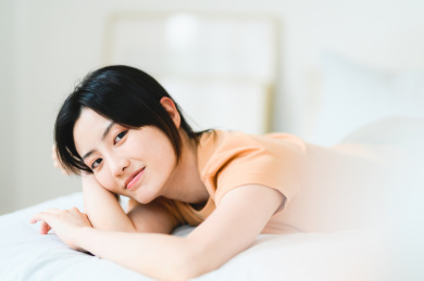 年轻漂亮的东方年轻女性居家生活日常