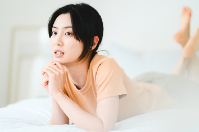 年轻漂亮的东方年轻女性居家生活日常