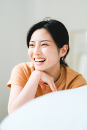 年轻漂亮的东方年轻女性居家生活日常