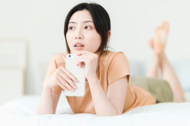 年轻漂亮的东方年轻女性居家生活日常