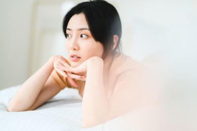 年轻漂亮的东方年轻女性居家生活日常