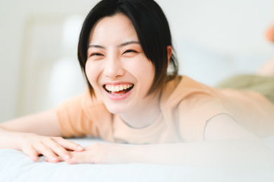 年轻漂亮的东方年轻女性居家生活日常