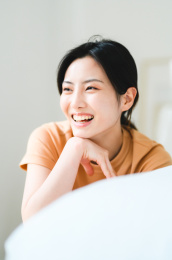 年轻漂亮的东方年轻女性居家生活日常