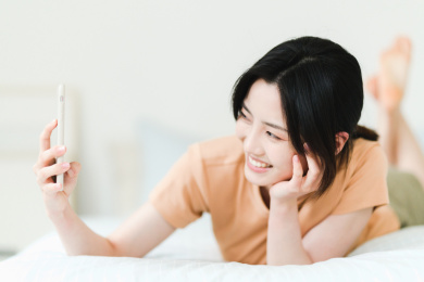 年轻漂亮的东方年轻女性居家生活日常