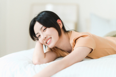 年轻漂亮的东方年轻女性居家生活日常