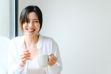 年轻漂亮的东方年轻女性居家生活日常