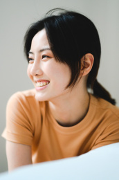 年轻漂亮的东方年轻女性居家生活日常