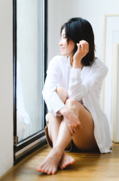 年轻漂亮的东方年轻女性居家生活日常