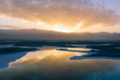 日出时的青海大柴旦翡翠湖风光