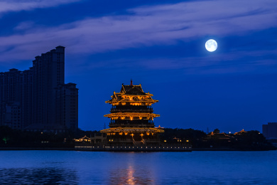 江苏省宜兴市夜晚月亮光照西氿湖云溪楼建筑
