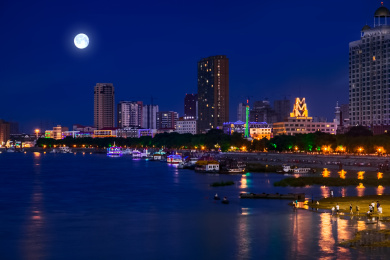 黑龙江省佳木斯市夜晚月亮光照松花江外滩