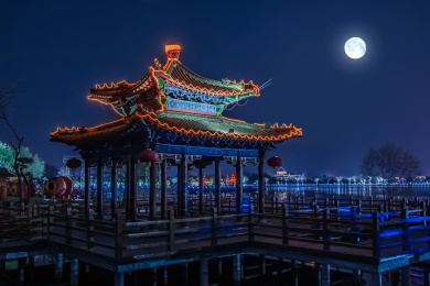 河南省开封市夜晚月亮光照翰园九曲桥亭建筑