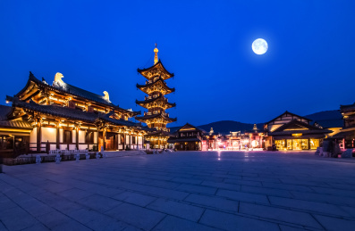 江苏省无锡市夜晚月亮光照拈花湾古塔建筑