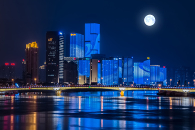  福建省福州市夜晚月亮光照闽江外滩高楼建