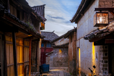 云南临沧市凤庆县鲁史古镇黄昏的街景