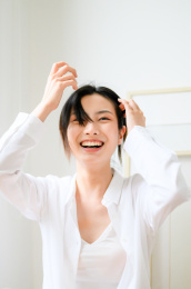 年轻漂亮的东方年轻女性居家生活日常