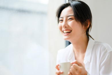 年轻漂亮的东方年轻女性居家生活日常