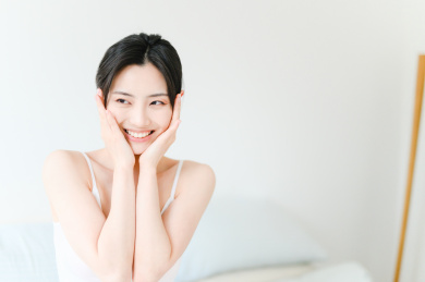 年轻漂亮的东方年轻女性居家生活日常