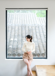 年轻漂亮的东方年轻女性居家生活日常