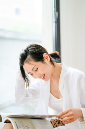 年轻漂亮的东方年轻女性居家生活日常