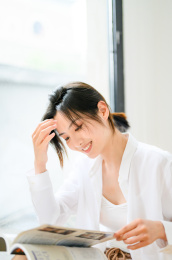 年轻漂亮的东方年轻女性居家生活日常