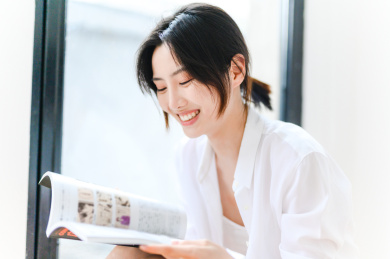 年轻漂亮的东方年轻女性居家生活日常
