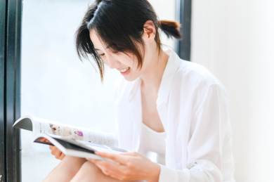 年轻漂亮的东方年轻女性居家生活日常