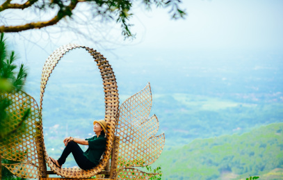 年轻女性在印尼日惹的网红森林公园里游玩