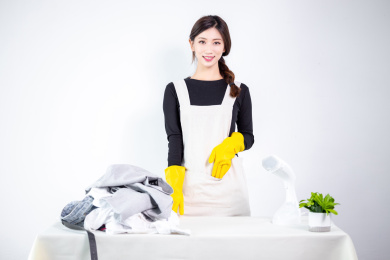 正在烫衣服的亚洲女性