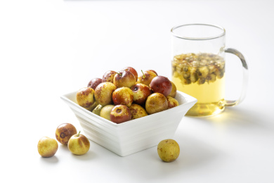 新鲜冬枣白色背景