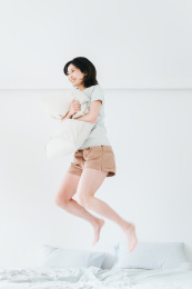 年轻漂亮的东方年轻女性居家生活日常