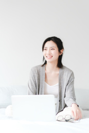 年轻漂亮的东方年轻女性居家生活日常