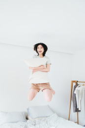 年轻漂亮的东方年轻女性居家生活日常