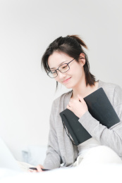 年轻漂亮的东方年轻女性居家生活日常