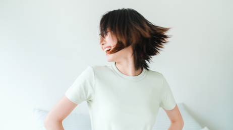 年轻漂亮的东方年轻女性居家生活日常