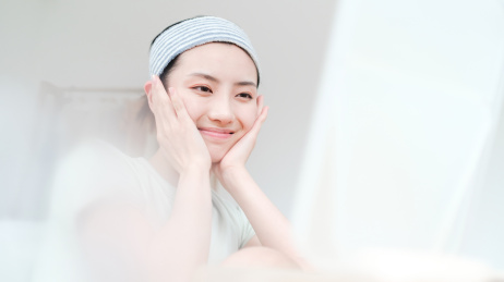 年轻漂亮的东方年轻女性居家生活日常