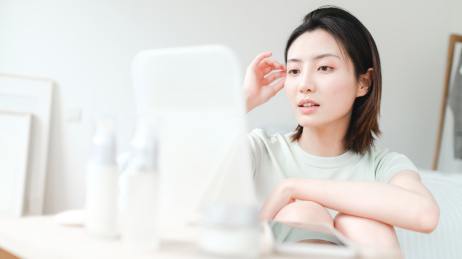 年轻漂亮的东方年轻女性居家生活日常