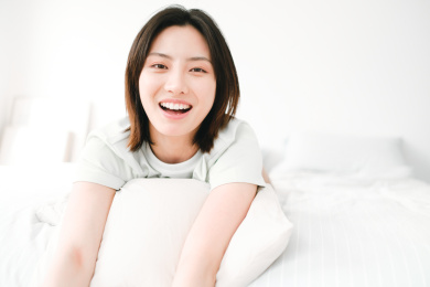 年轻漂亮的东方年轻女性居家生活日常