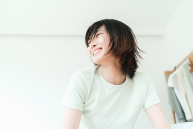 年轻漂亮的东方年轻女性居家生活日常