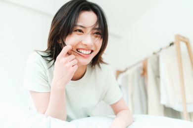 年轻漂亮的东方年轻女性居家生活日常