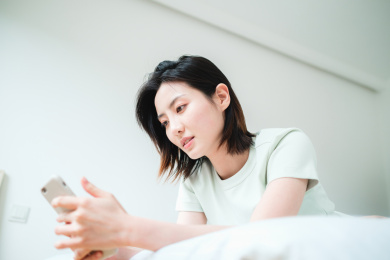 年轻漂亮的东方年轻女性居家生活日常