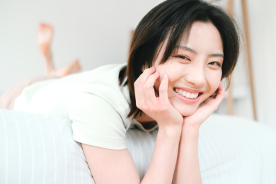 年轻漂亮的东方年轻女性居家生活日常