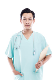 白色背景前的医护人员