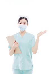 白色背景前的医护人员