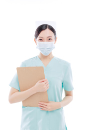 白色背景前的医护人员