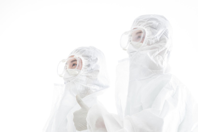 白色背景前的医护人员