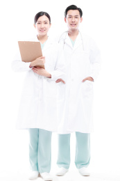 白色背景前的医护人员