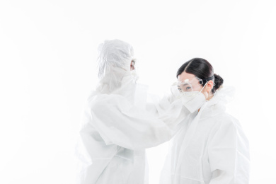 白色背景前的医护人员