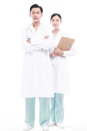 白色背景前的医护人员