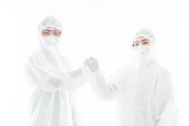 白色背景前的医护人员